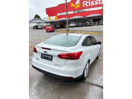 FORD - FOCUS - 2015/2016 - Branca - R$ 67.900,00