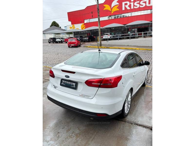 FORD - FOCUS - 2015/2016 - Branca - R$ 67.900,00
