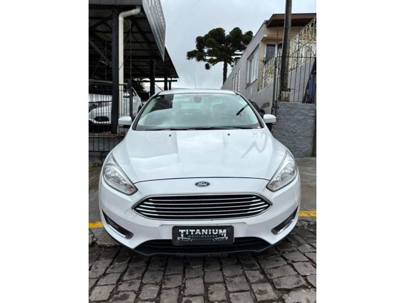 FORD - FOCUS - 2015/2016 - Branca - R$ 67.900,00