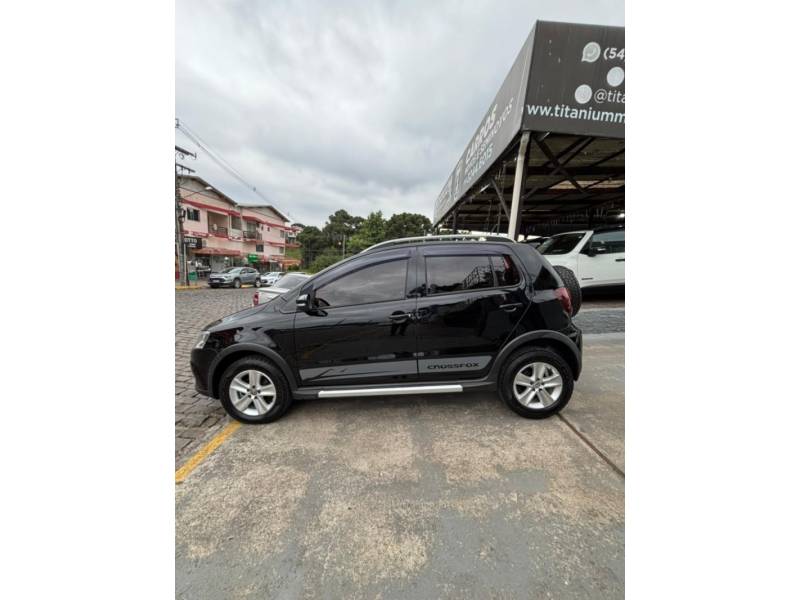 VOLKSWAGEN - CROSSFOX - 2010/2011 - Preta - R$ 44.900,00
