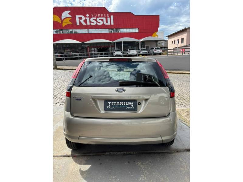 FORD - FIESTA - 2012/2013 - Prata - R$ 37.900,00