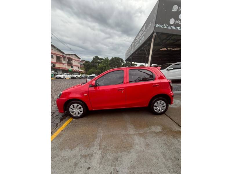 TOYOTA - ETIOS - 2018/2019 - Vermelha - R$ 59.900,00
