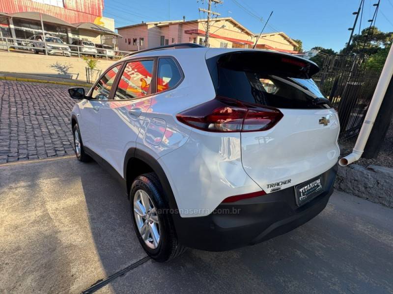 CHEVROLET - TRACKER - 2022/2023 - Branca - R$ 104.900,00