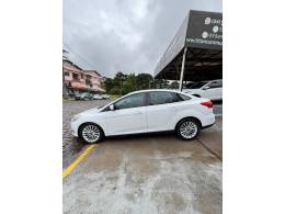 FORD - FOCUS - 2015/2016 - Branca - R$ 67.900,00