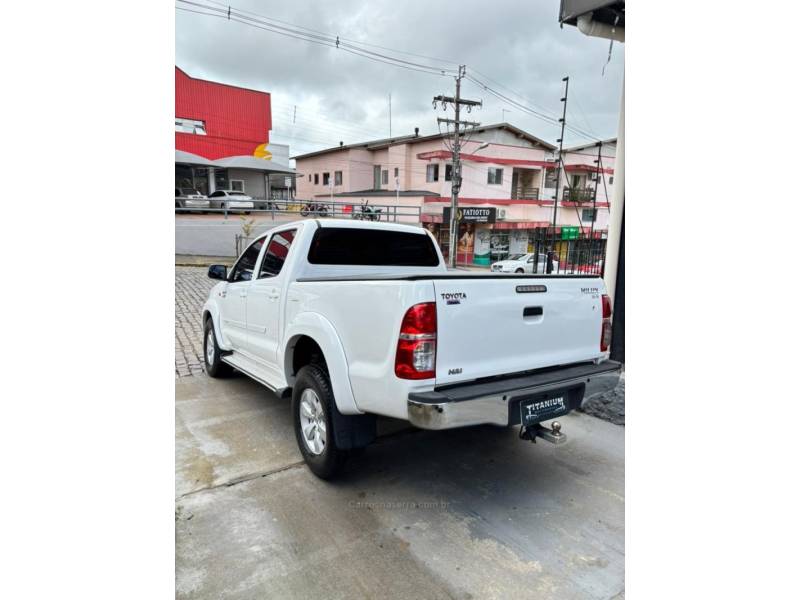 TOYOTA - HILUX - 2014/2015 - Branca - R$ 118.900,00
