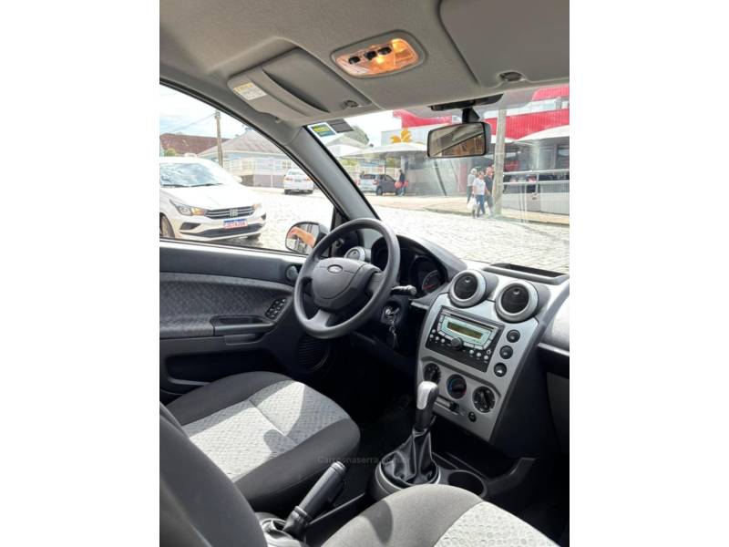FORD - FIESTA - 2012/2013 - Prata - R$ 37.900,00