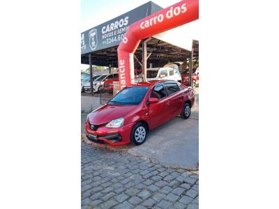 TOYOTA - ETIOS - 2017/2018 - Vermelha - R$ 62.900,00