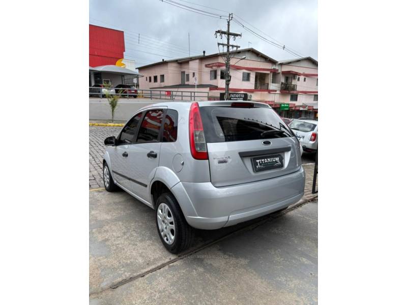 FORD - FIESTA - 2010/2011 - Prata - R$ 36.900,00