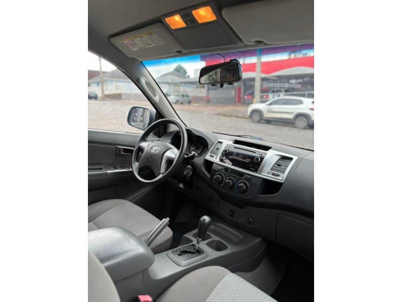 TOYOTA - HILUX - 2014/2015 - Branca - R$ 118.900,00