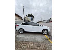 FORD - FOCUS - 2015/2016 - Branca - R$ 67.900,00