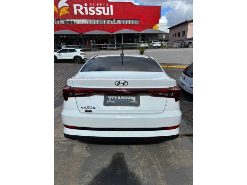 HYUNDAI - HB20S - 2023/2024 - Branca - R$ 84.900,00