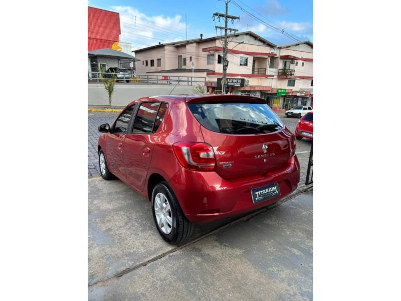 RENAULT - SANDERO - 2016/2017 - Vermelha - R$ 45.900,00