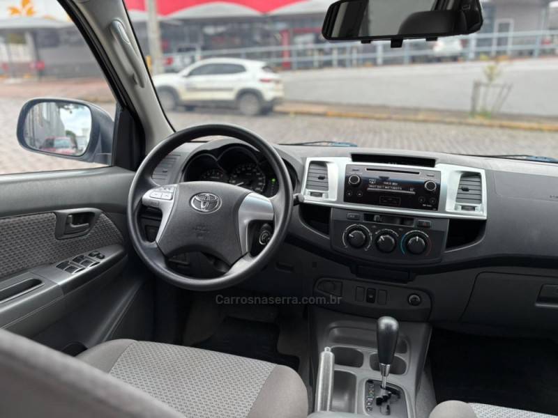 TOYOTA - HILUX - 2014/2015 - Branca - R$ 118.900,00