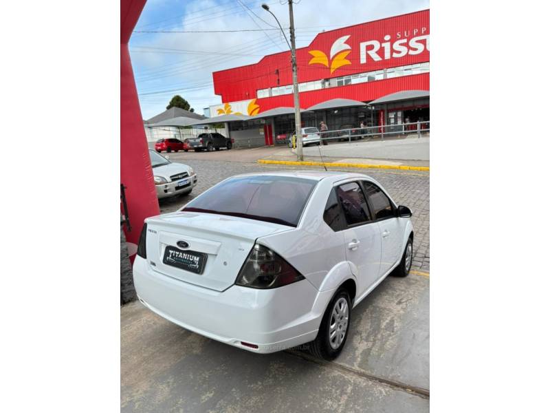 FORD - FIESTA - 2013/2014 - Branca - R$ 39.900,00