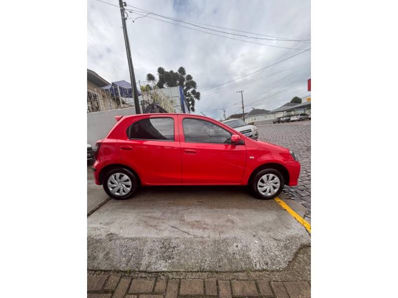 TOYOTA - ETIOS - 2018/2019 - Vermelha - R$ 59.900,00